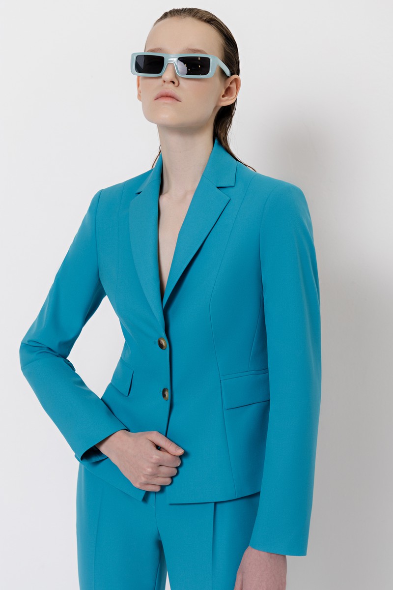 Костюм с укороченным жакетом, брюками и юбкой