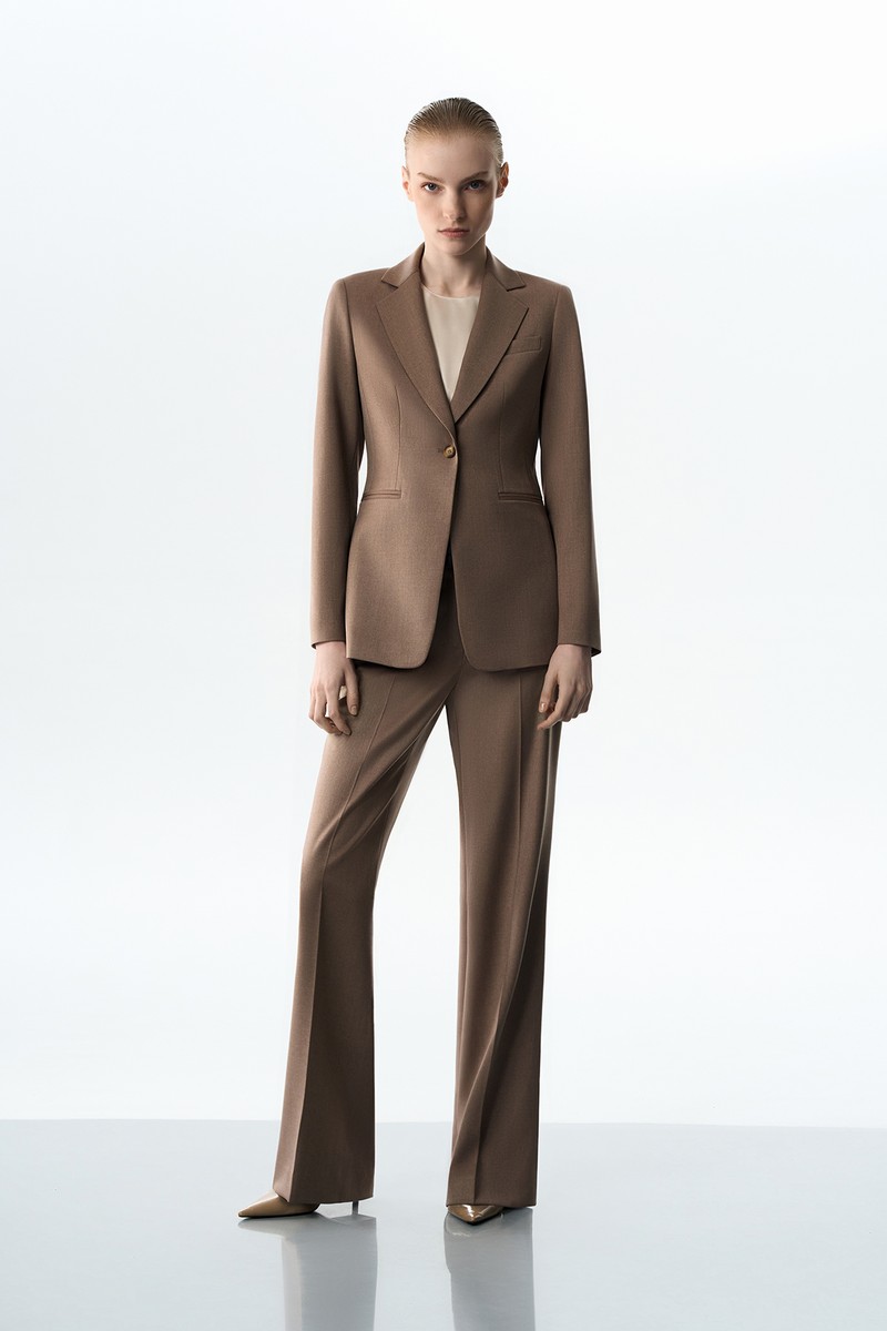 Костюм брючный песочного цвета