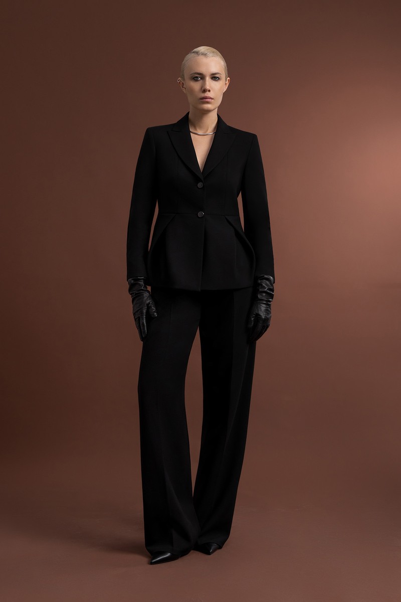 Костюм с жакетом с защипами