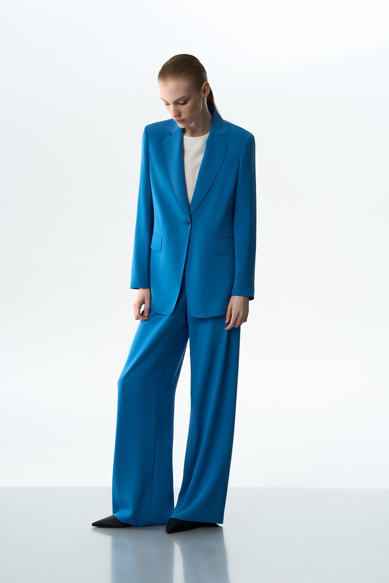 Костюм с однобортным жакетом и брюками